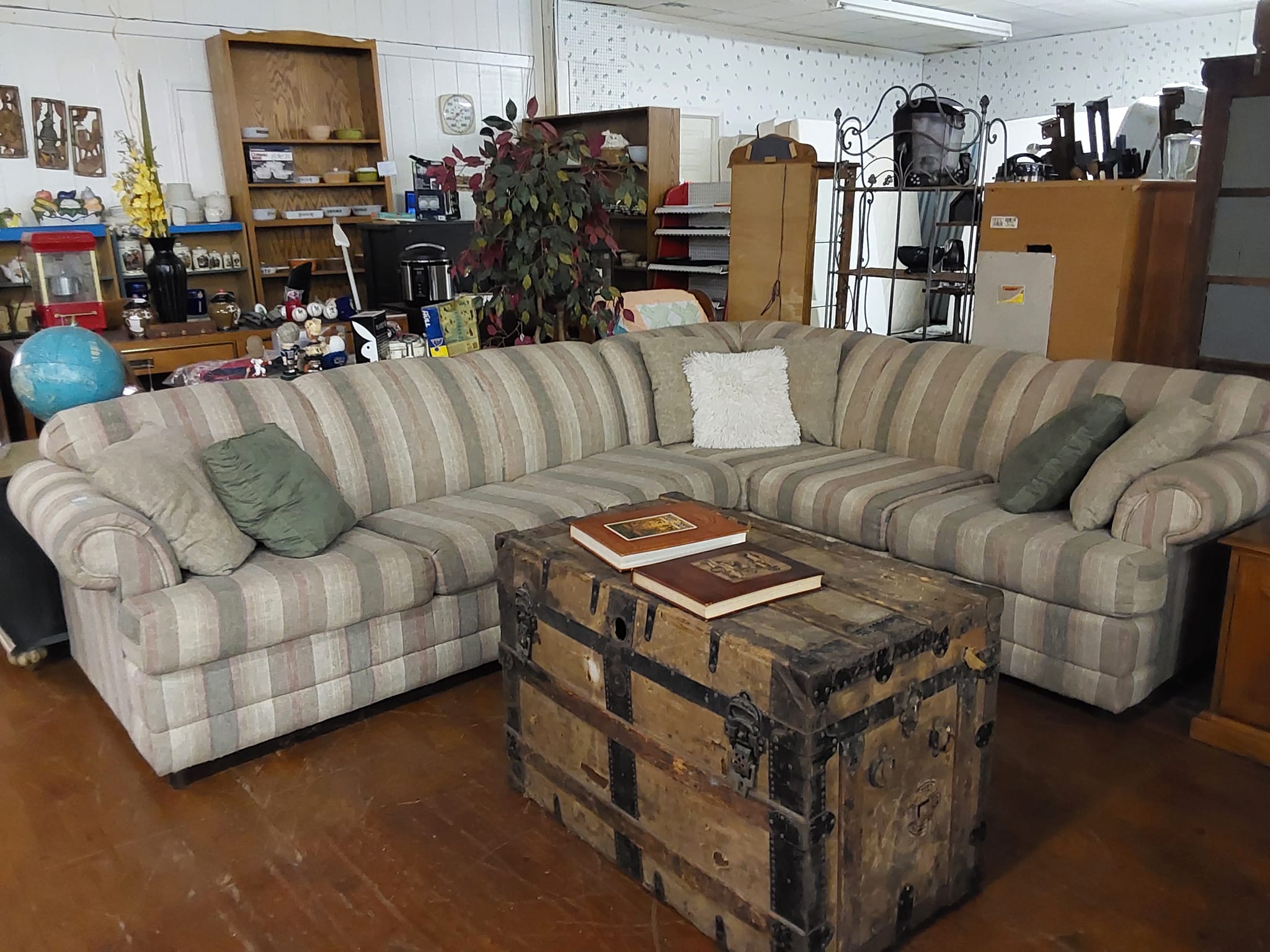 D & L Furniture